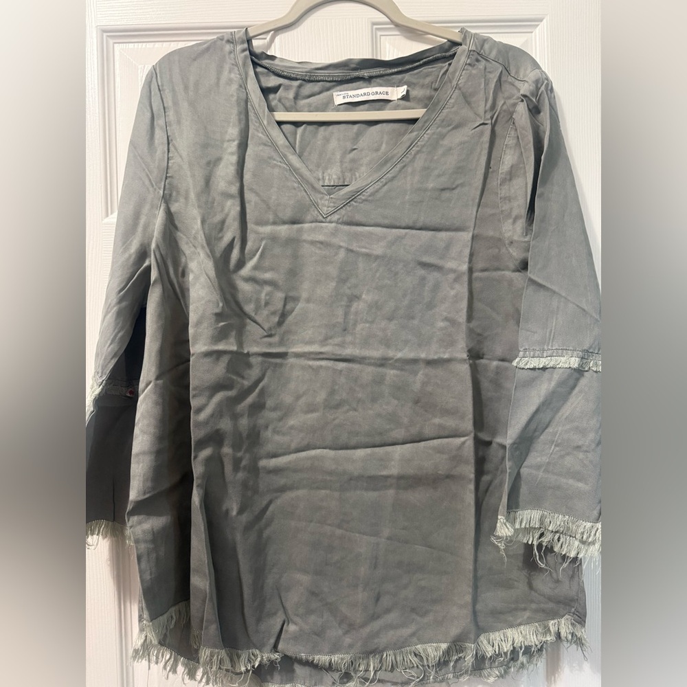 NWT Standard Grace Green Vneck Raw Hem Top Size Large - Picture 1 of 5